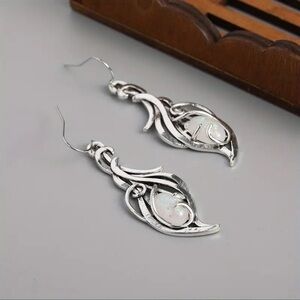 NWOT - Stunning - Vintage Inspired Dangle Earrings